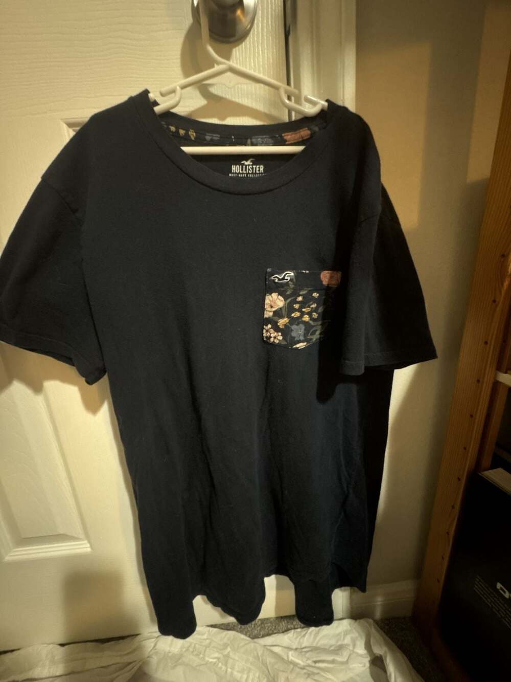 Hollister Must-Have Collection Men's Black Crew Neck T-Shirt with Floral Pocket